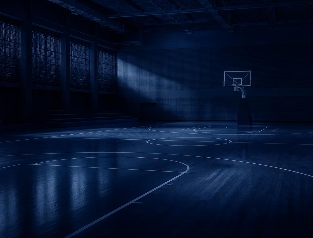 Leerer moderner Basketballcourt in tiefem Blau